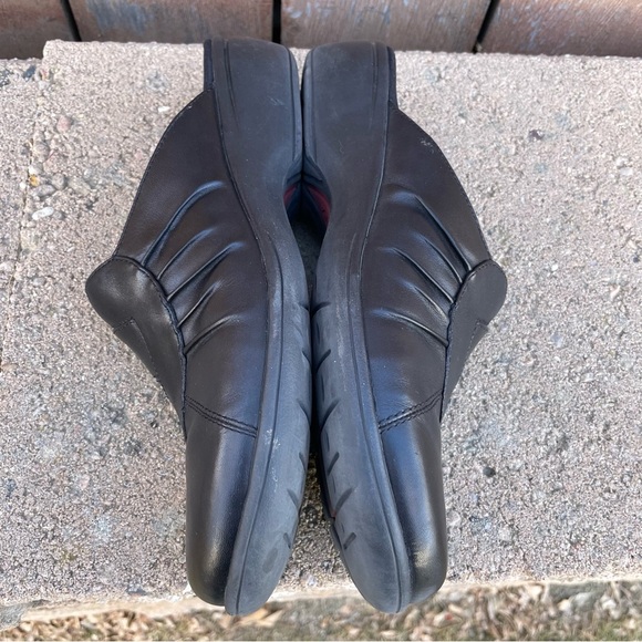 CLARKS Women’s Black Leather Artisan Slip On Lightweight Clog Size 9 Narrow - Picture 11 of 11